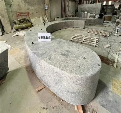Bancs en pierre incurvés pour le jardin