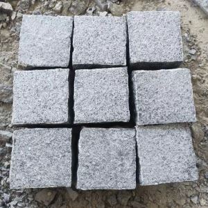 Galets de granit gris foncé