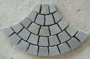 Conception de pavage cubique en granit gris foncé