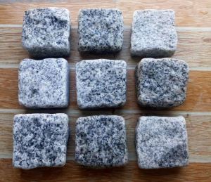 Blocs de pavage en pierre cubique en granit dégringolé