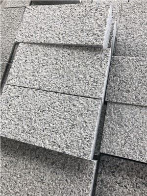 Pavé martelé en granit gris clair