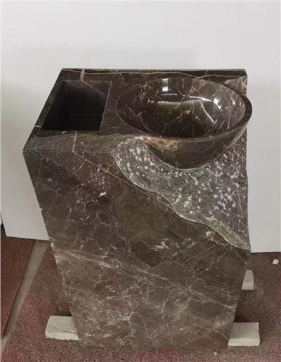 Salle de bains avec lavabo sur pied en marbre mousse marron